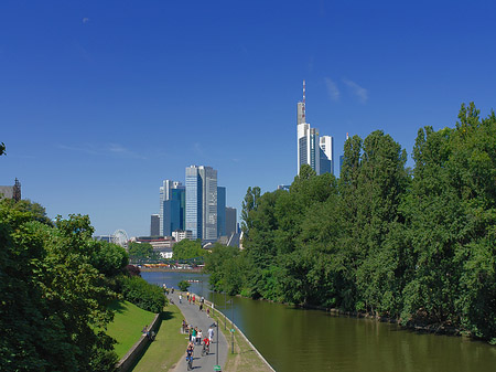 Skyline von Frankfurt mit Ufer