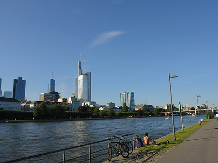 Skyline von Frankfurt mit Weg Foto 