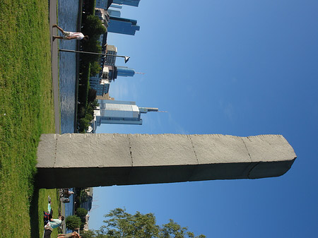 Foto Obelisk vor Städelsches Kunstinstitut - Frankfurt am Main