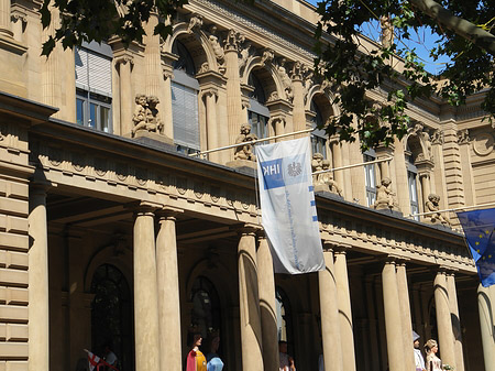 Wertpapierbörse mit Flaggen Foto 