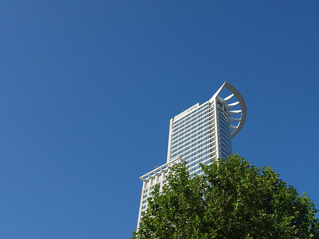 Foto Westendtower mit Baum - Frankfurt am Main