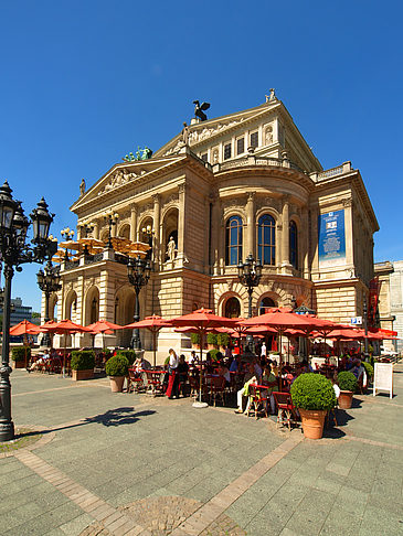 Alte Oper mit Schirmen Fotos
